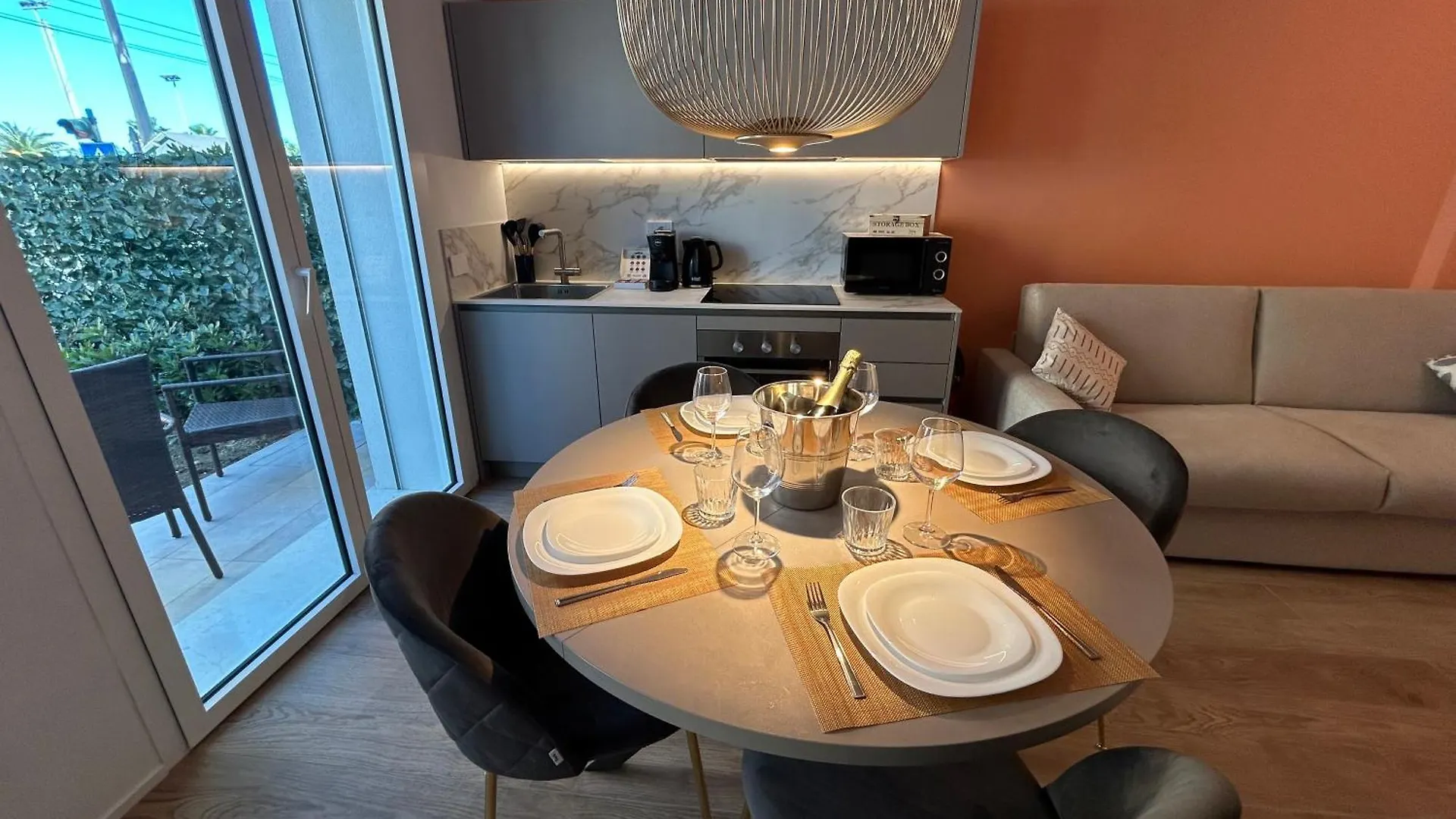 The Twins 1 Luxury Ceccarini - Lungomare Parcheggio Privato Villa Riccione 0*,  Italien