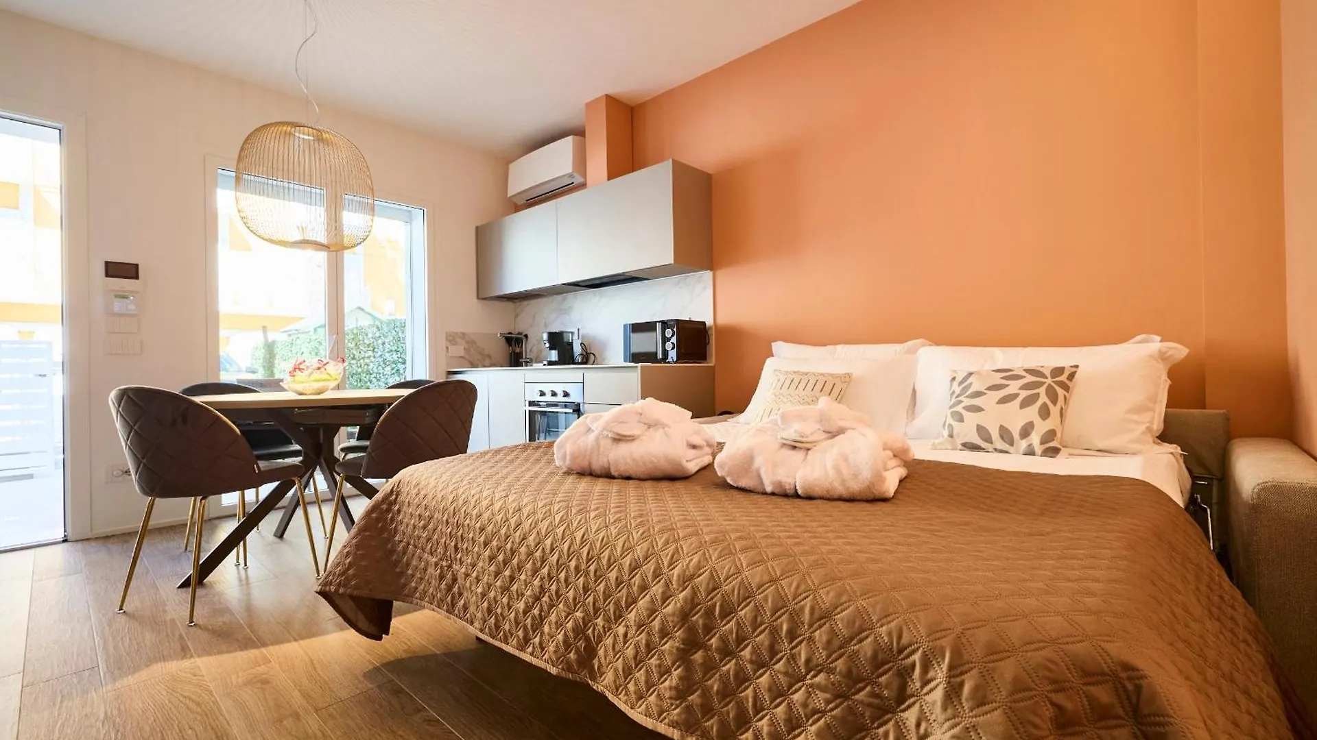 The Twins 1 Luxury Ceccarini - Lungomare Parcheggio Privato Villa Riccione 0*,  Italien